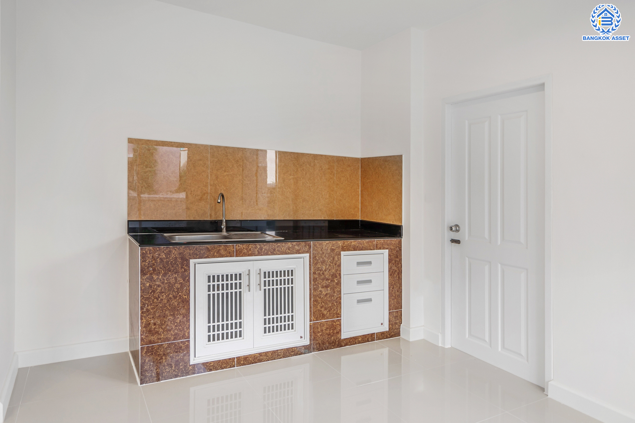 ทาวน์เฮ้าส์มือสองนนทบุรี ม.ไพร์มเพลส เดอะกรีนเนอรี่บางใหญ่ กาญจนาภิเษก ทาวน์โฮมหลังมุม เนื้อที่ 32 ตร.ว. ฟังก์ชัน 3 ห้องนอน 3 ห้องน้ำ จอดรถได้ 2 คัน ทำเลดีเดินทางสะดวก เชื่อมต่อถนนกาญจนาภิเษก ใกล้เซ็นทรัลเวสต์เกต และรถไฟฟ้าสายสีม่วง "สถานีคลองบางไผ่"